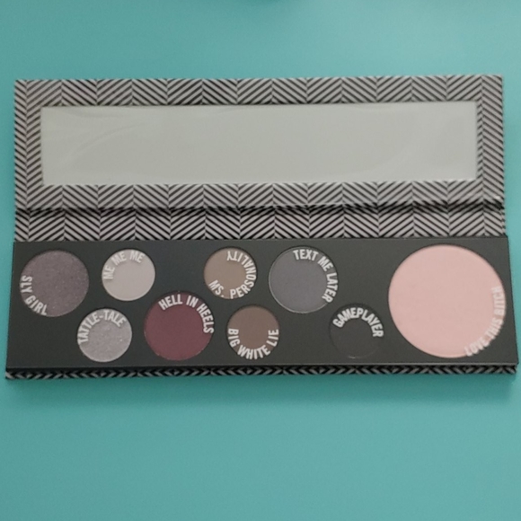 NWOT MAC Basic Bitch Girls Palette - Picture 3 of 3